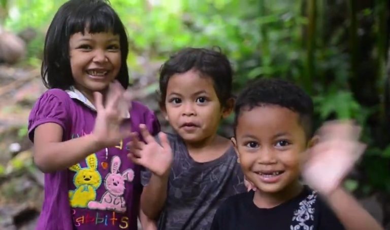 Kinder im Dorf der Orang Asli Nuviton